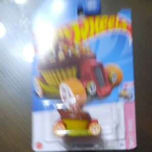 Hot Wheels Cupcake Car - Red and Yellow